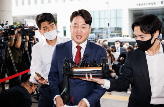 이준석 국민의힘 전 당대표가 14일 오전 서울 양천구 서울남부지방법원에서 열린 국민의힘 당헌 효력 정지 가처분 심문에 출석하며 취재진 질문에 답하고 있다.<국회사진기자단·연합뉴스>